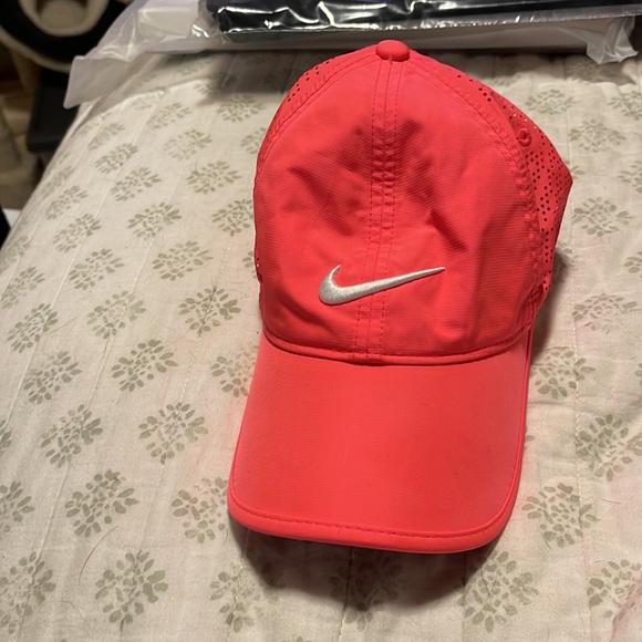 5 Nike hats - Picture 3 of 5